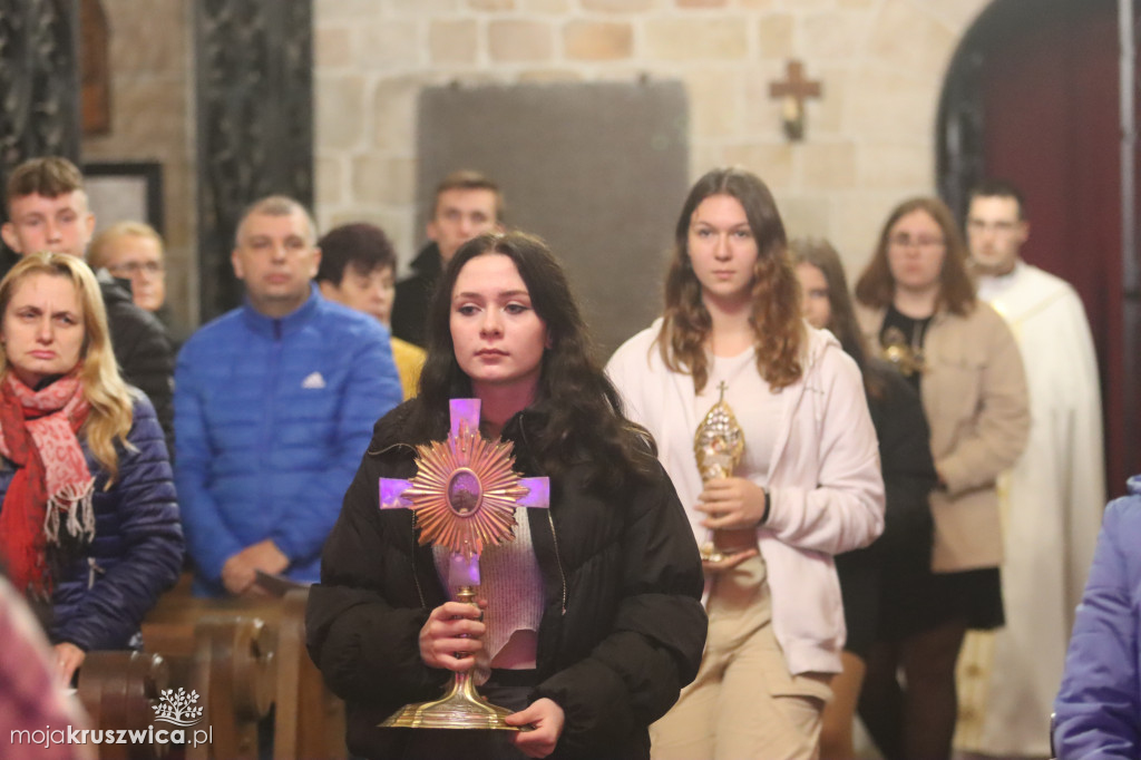 W kruszwickiej kolegiacie trwa Noc Świętych [ZDJĘCIA]