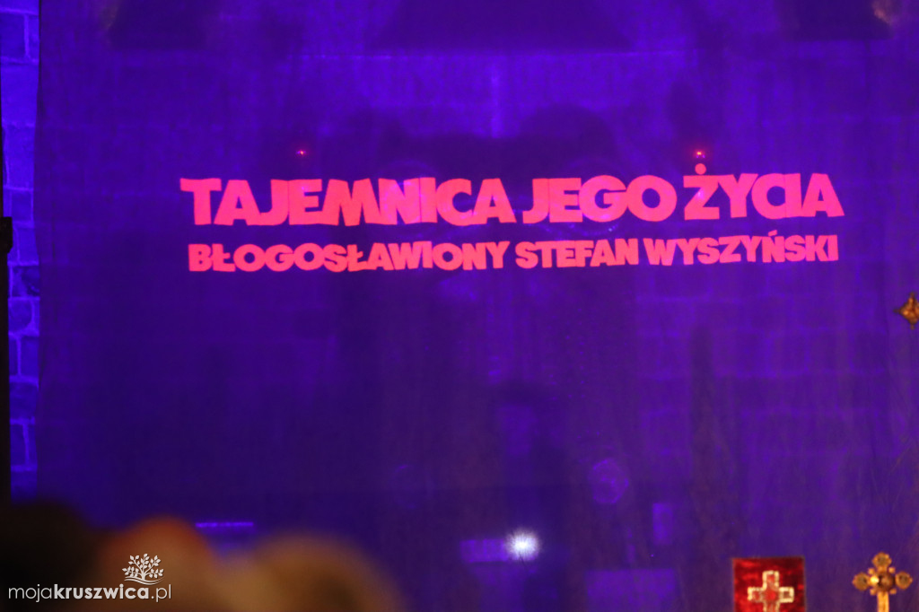 W kruszwickiej kolegiacie trwa Noc Świętych [ZDJĘCIA]