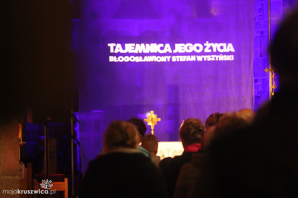 W kruszwickiej kolegiacie trwa Noc Świętych [ZDJĘCIA]