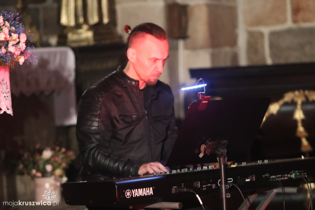 W kruszwickiej kolegiacie trwa Noc Świętych [ZDJĘCIA]
