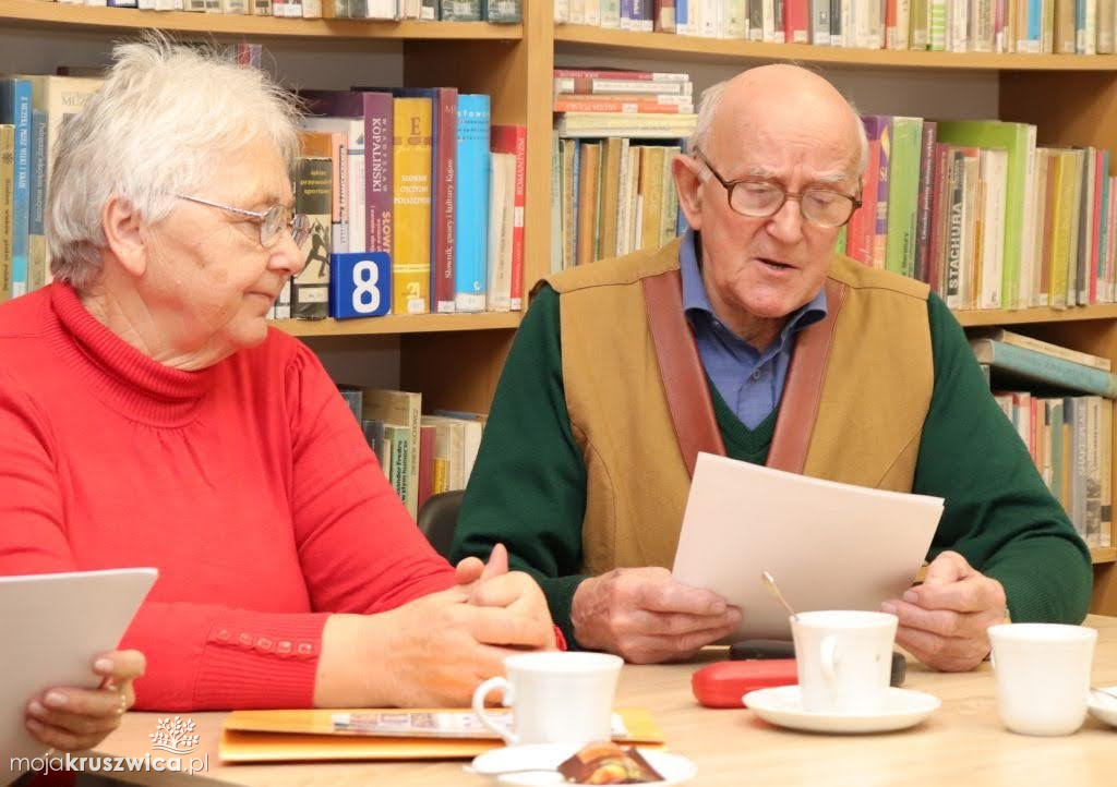 Seniorzy w bibliotece w Kruszwicy