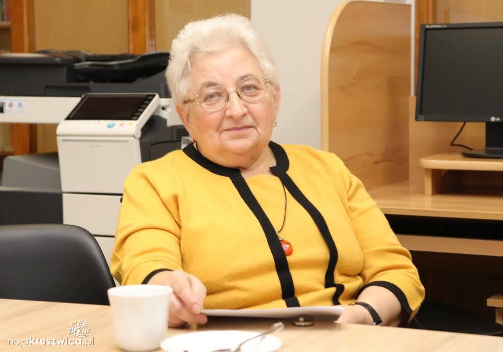 Seniorzy w bibliotece w Kruszwicy