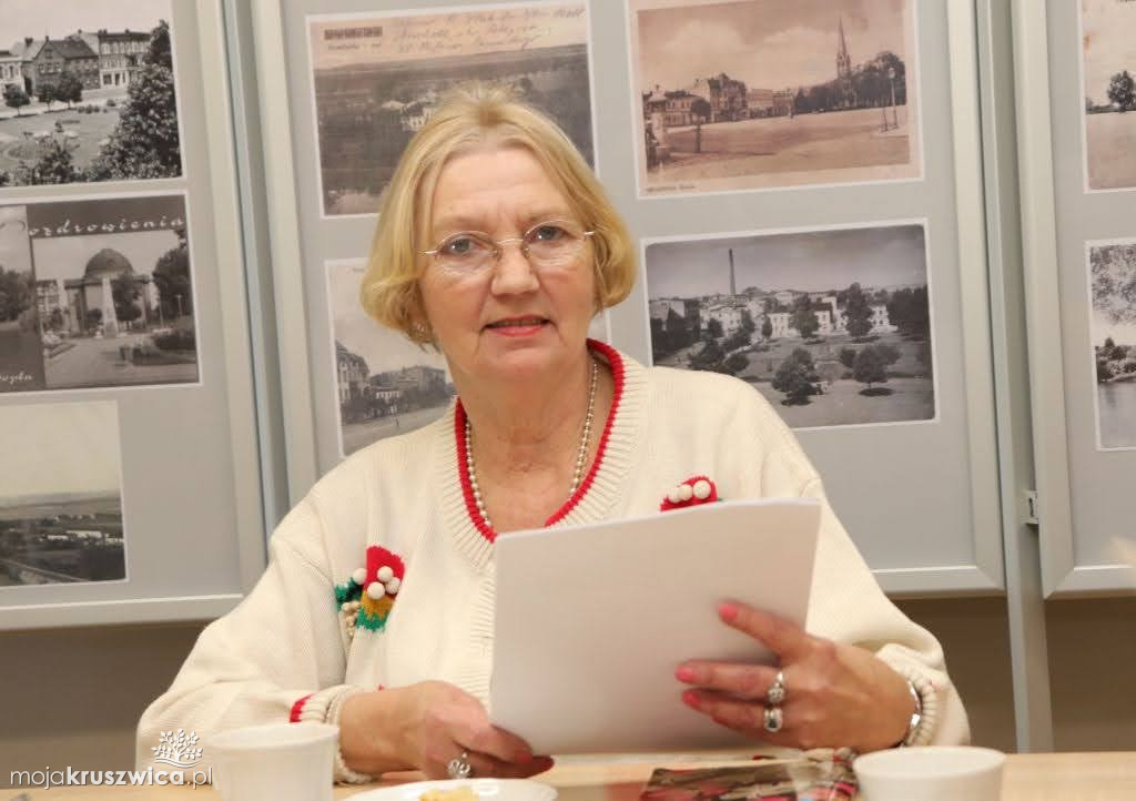Seniorzy w bibliotece w Kruszwicy