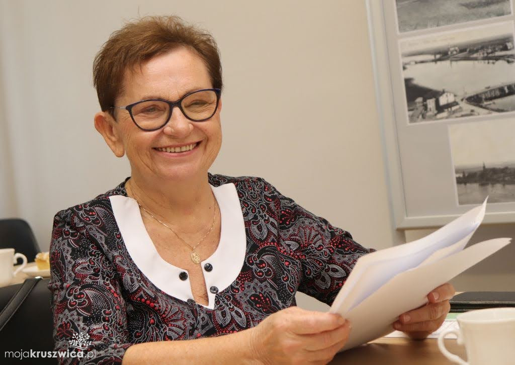 Seniorzy w bibliotece w Kruszwicy