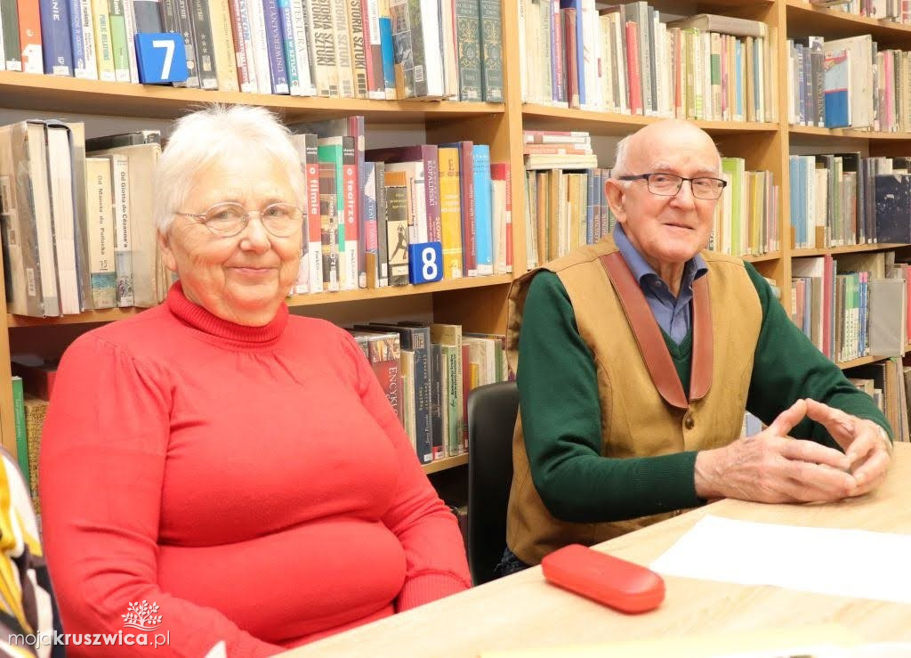 Seniorzy w bibliotece w Kruszwicy