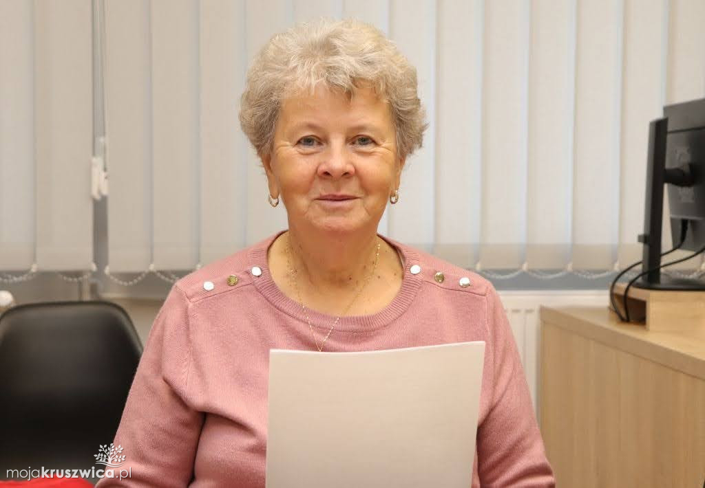 Seniorzy w bibliotece w Kruszwicy