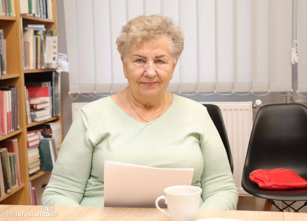 Seniorzy w bibliotece w Kruszwicy