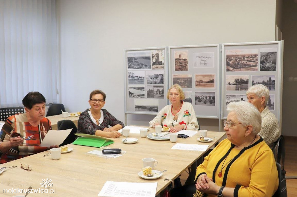 Seniorzy w bibliotece w Kruszwicy