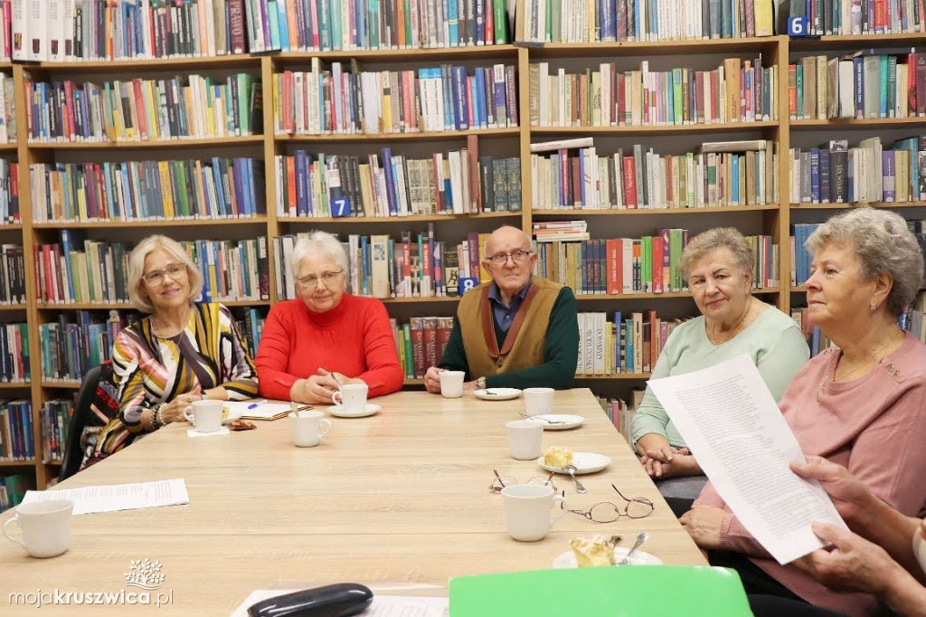 Seniorzy w bibliotece w Kruszwicy