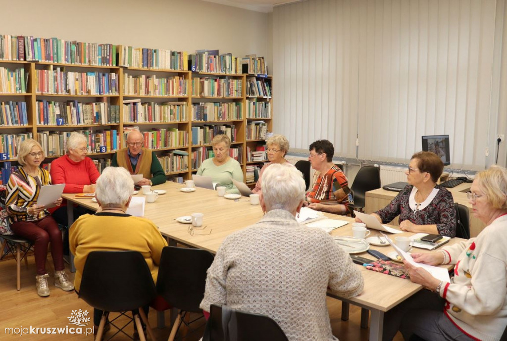 Seniorzy w bibliotece w Kruszwicy