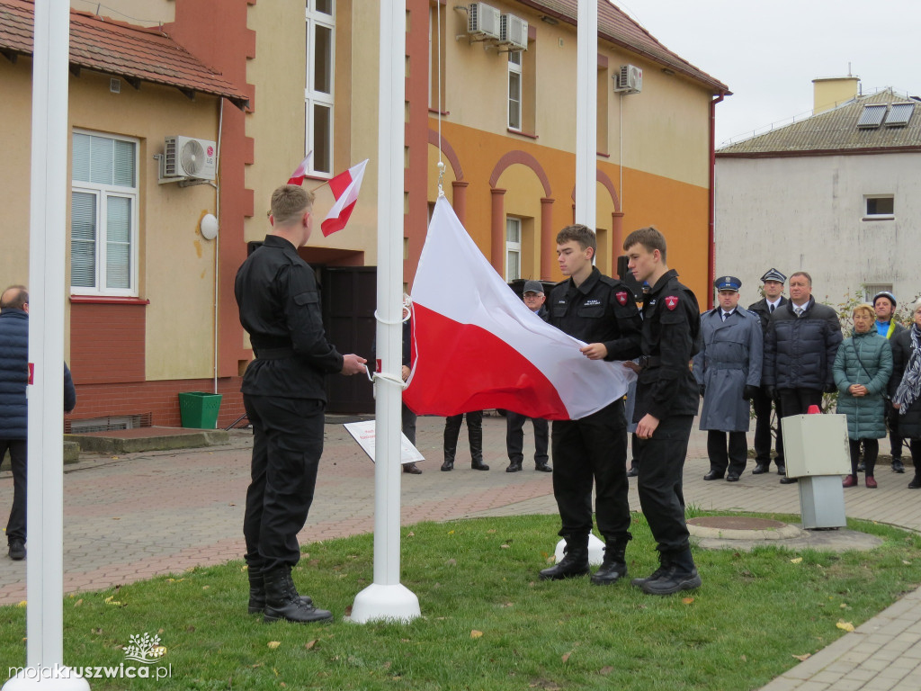 Święto Niepodległości: Flaga z masztem już zainstalowana w Kruszwicy [ZDJĘCIA]