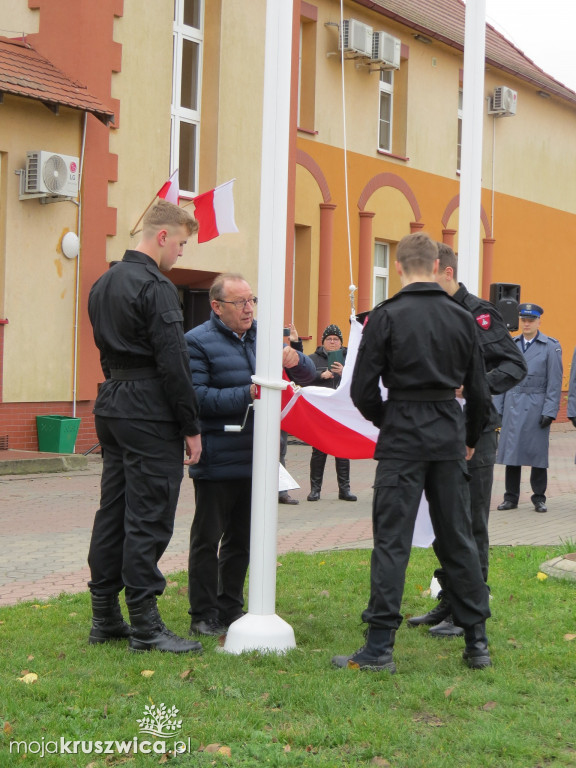 Święto Niepodległości: Flaga z masztem już zainstalowana w Kruszwicy [ZDJĘCIA]