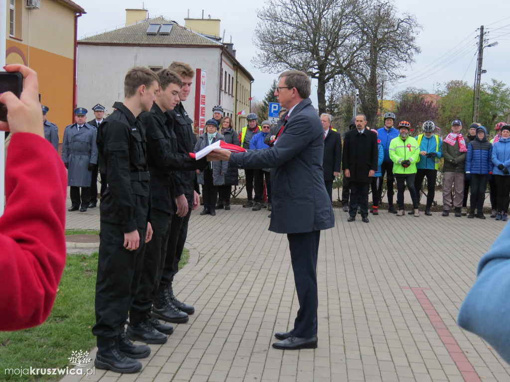 Święto Niepodległości: Flaga z masztem już zainstalowana w Kruszwicy [ZDJĘCIA]