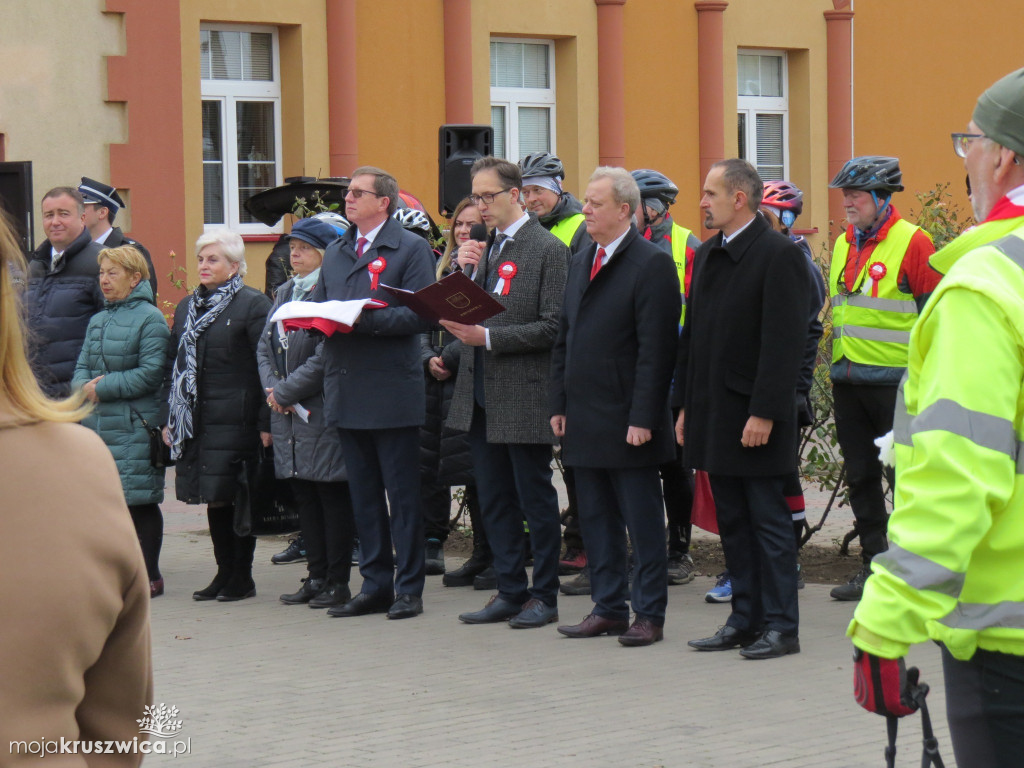 Święto Niepodległości: Flaga z masztem już zainstalowana w Kruszwicy [ZDJĘCIA]