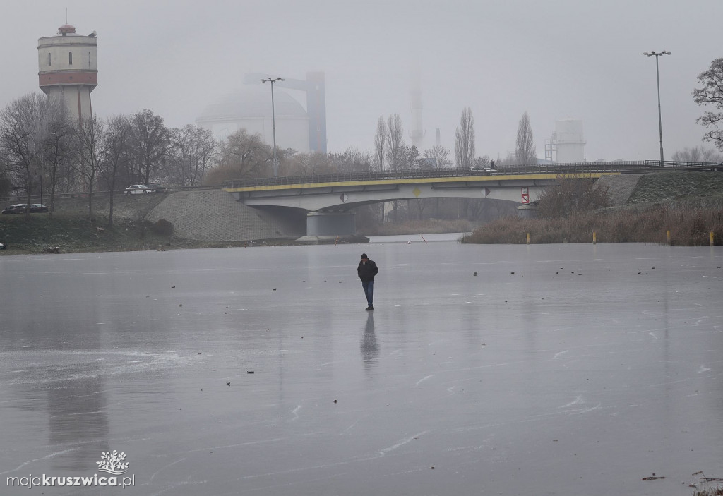 Grudzień w Kruszwicy. Na Gople pojawił się lód. Warto być czujnym! [FOTO]