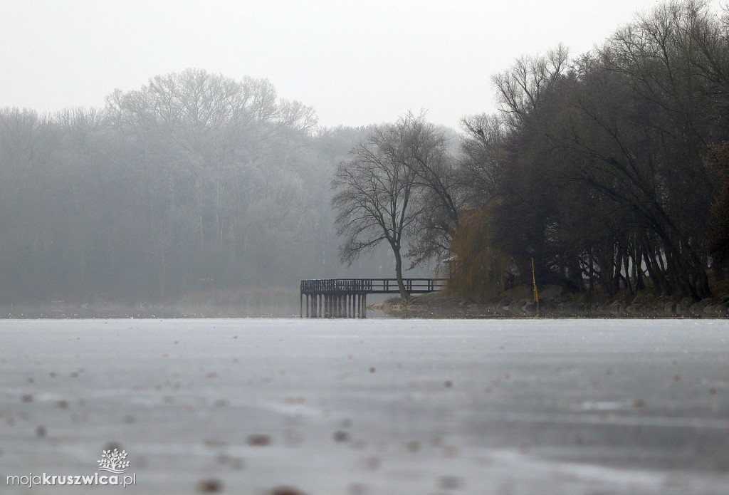 Grudzień w Kruszwicy. Na Gople pojawił się lód. Warto być czujnym! [FOTO]