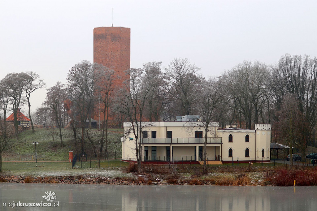 Grudzień w Kruszwicy. Na Gople pojawił się lód. Warto być czujnym! [FOTO]