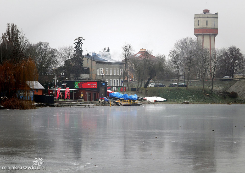 Grudzień w Kruszwicy. Na Gople pojawił się lód. Warto być czujnym! [FOTO]