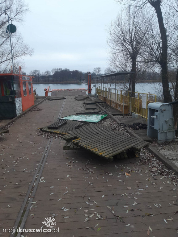 Mieszkańcy Ostrówka znów rozczarowani: Remont promu nadal nie ruszył