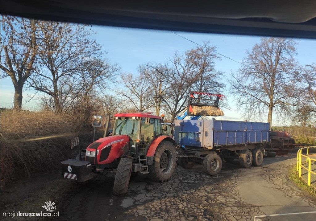 Wola Wapowska. Rolniczy ciąg zderzył się z samochodem osobowym