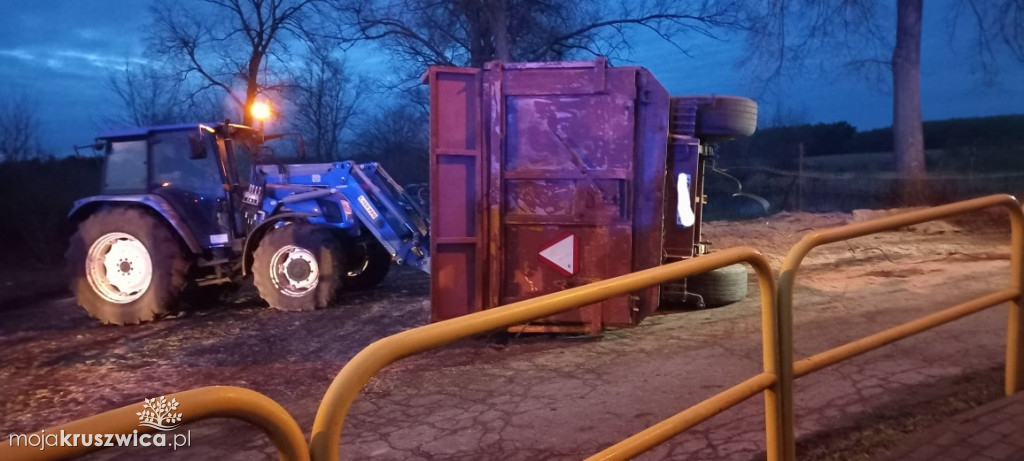 Wola Wapowska. Rolniczy ciąg zderzył się z samochodem osobowym