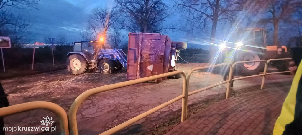 Wola Wapowska. Rolniczy ciąg zderzył się z samochodem osobowym