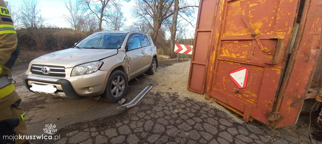 Wola Wapowska. Rolniczy ciąg zderzył się z samochodem osobowym