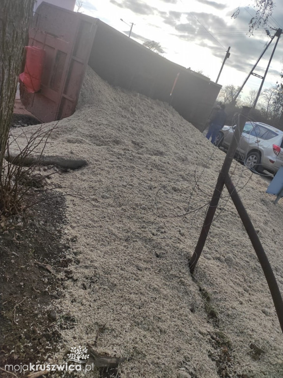 Wola Wapowska. Rolniczy ciąg zderzył się z samochodem osobowym