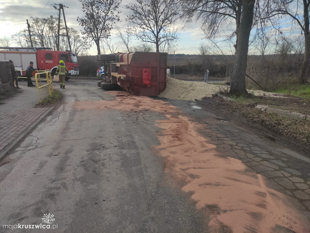 Wola Wapowska. Rolniczy ciąg zderzył się z samochodem osobowym