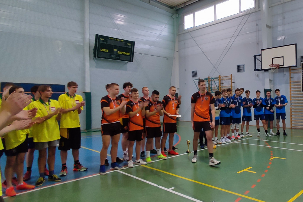 Siatkarze z „Kazika” nie zawiedli zajmując II miejsce w mistrzostwach powiatu.