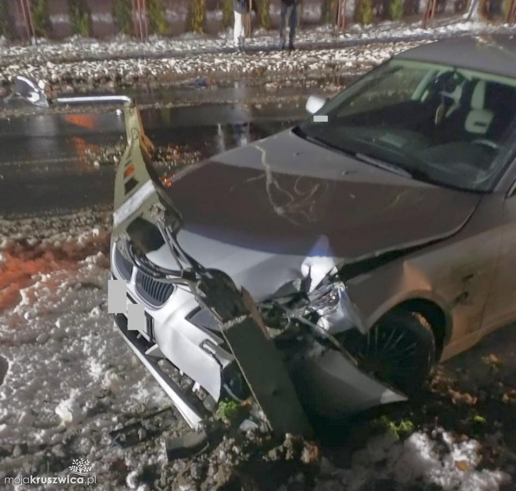 Groźny wypadek w regionie. 18-latek wjechał w słup