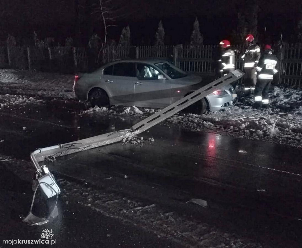 Groźny wypadek w regionie. 18-latek wjechał w słup