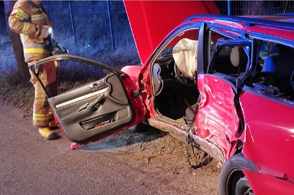  Bródzki. Nad ranem doszło do wypadku. Auto uderzyło w drzewo