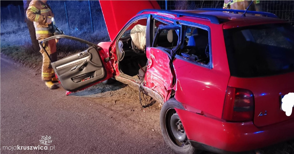  Bródzki. Nad ranem doszło do wypadku. Auto uderzyło w drzewo