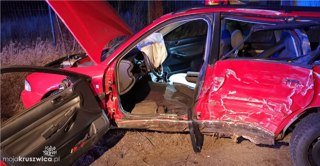  Bródzki. Nad ranem doszło do wypadku. Auto uderzyło w drzewo