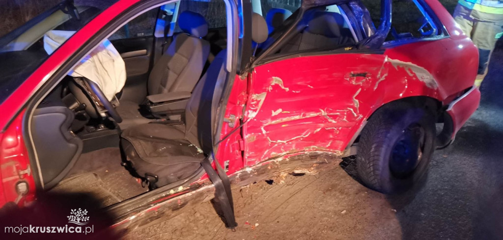  Bródzki. Nad ranem doszło do wypadku. Auto uderzyło w drzewo