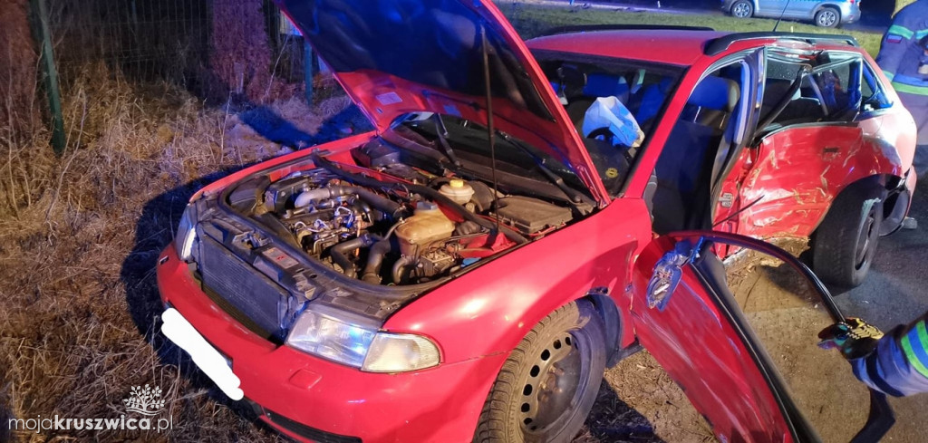  Bródzki. Nad ranem doszło do wypadku. Auto uderzyło w drzewo