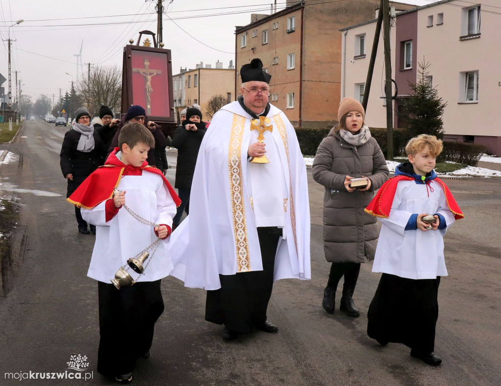 Krzyż związany z Janem Pawłem II dotarł do Polanowic. Kiedy w Kruszwicy?