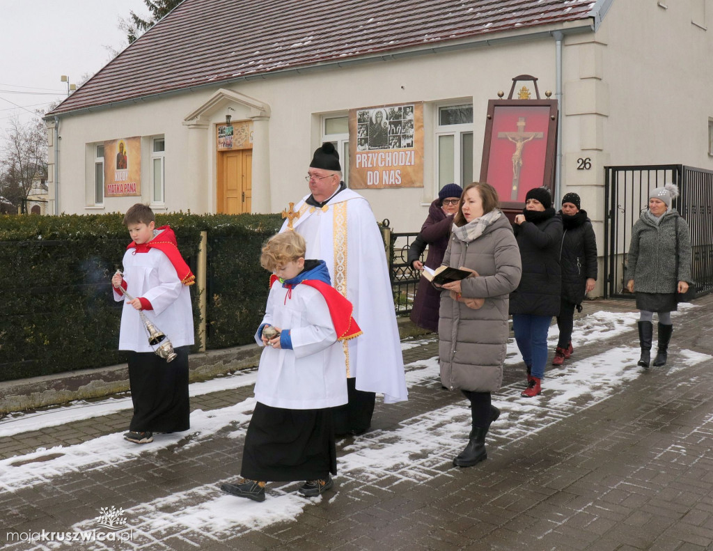 Krzyż związany z Janem Pawłem II dotarł do Polanowic. Kiedy w Kruszwicy?