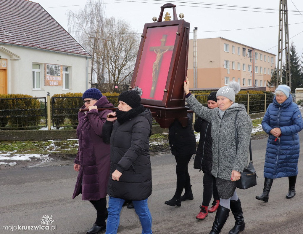 Krzyż związany z Janem Pawłem II dotarł do Polanowic. Kiedy w Kruszwicy?