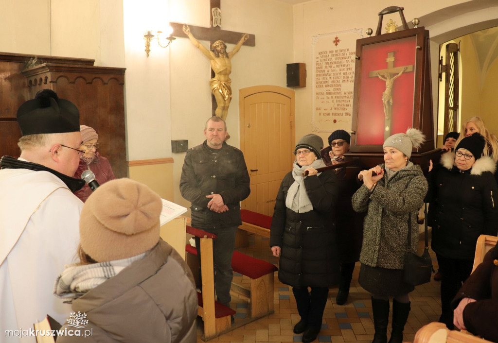 Krzyż związany z Janem Pawłem II dotarł do Polanowic. Kiedy w Kruszwicy?