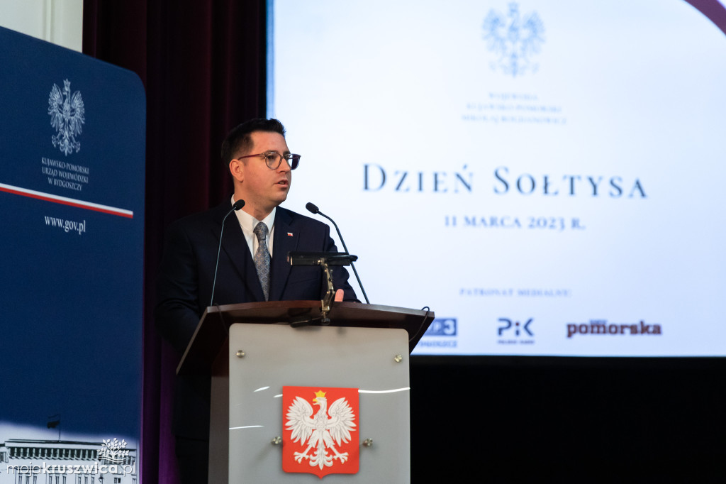 Sołtys Kobylnicy Zenon Gralak z listem gratulacyjnym i podziękowaniami