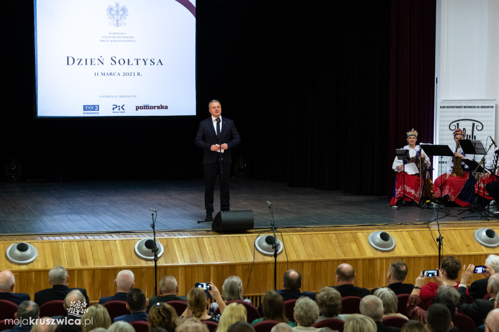 Sołtys Kobylnicy Zenon Gralak z listem gratulacyjnym i podziękowaniami