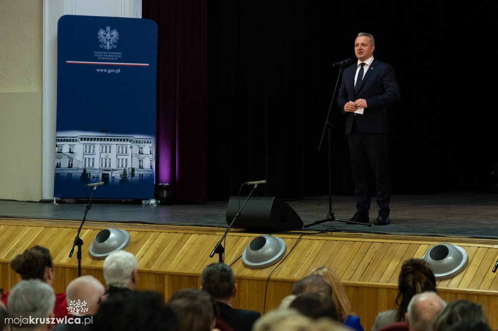 Sołtys Kobylnicy Zenon Gralak z listem gratulacyjnym i podziękowaniami