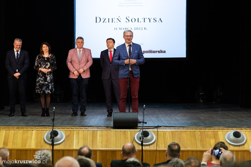 Sołtys Kobylnicy Zenon Gralak z listem gratulacyjnym i podziękowaniami