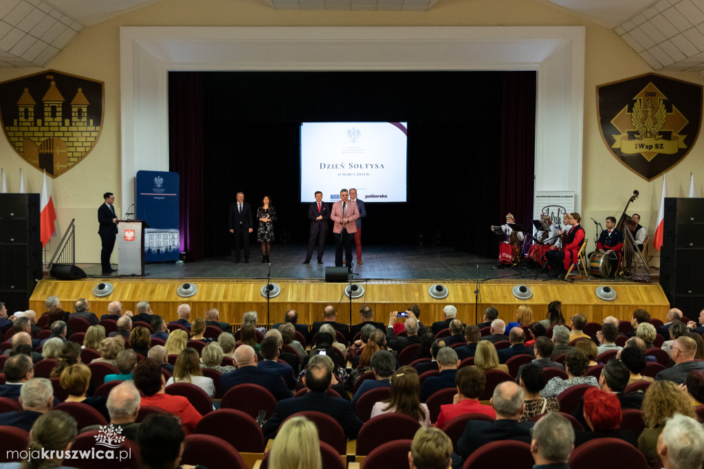 Sołtys Kobylnicy Zenon Gralak z listem gratulacyjnym i podziękowaniami