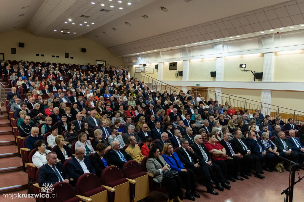 Sołtys Kobylnicy Zenon Gralak z listem gratulacyjnym i podziękowaniami