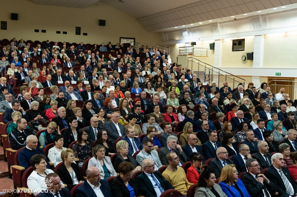 Sołtys Kobylnicy Zenon Gralak z listem gratulacyjnym i podziękowaniami