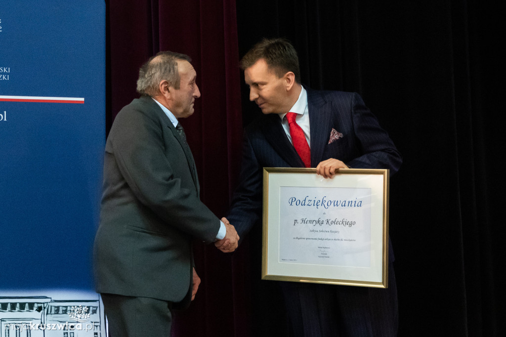 Sołtys Kobylnicy Zenon Gralak z listem gratulacyjnym i podziękowaniami