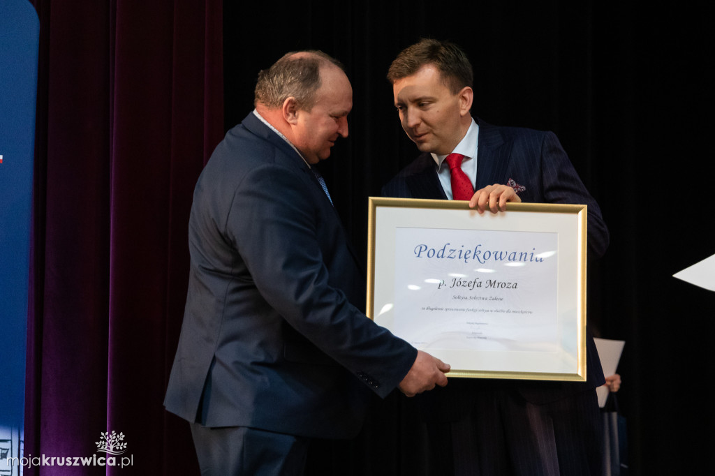 Sołtys Kobylnicy Zenon Gralak z listem gratulacyjnym i podziękowaniami